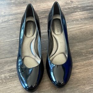 Black patent Kelly and Katie pumps